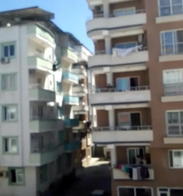 5-kattan-atlayip-hayatini-kaybeden-kadinin-dusme-ani-kamerada-1620802951450.jpg