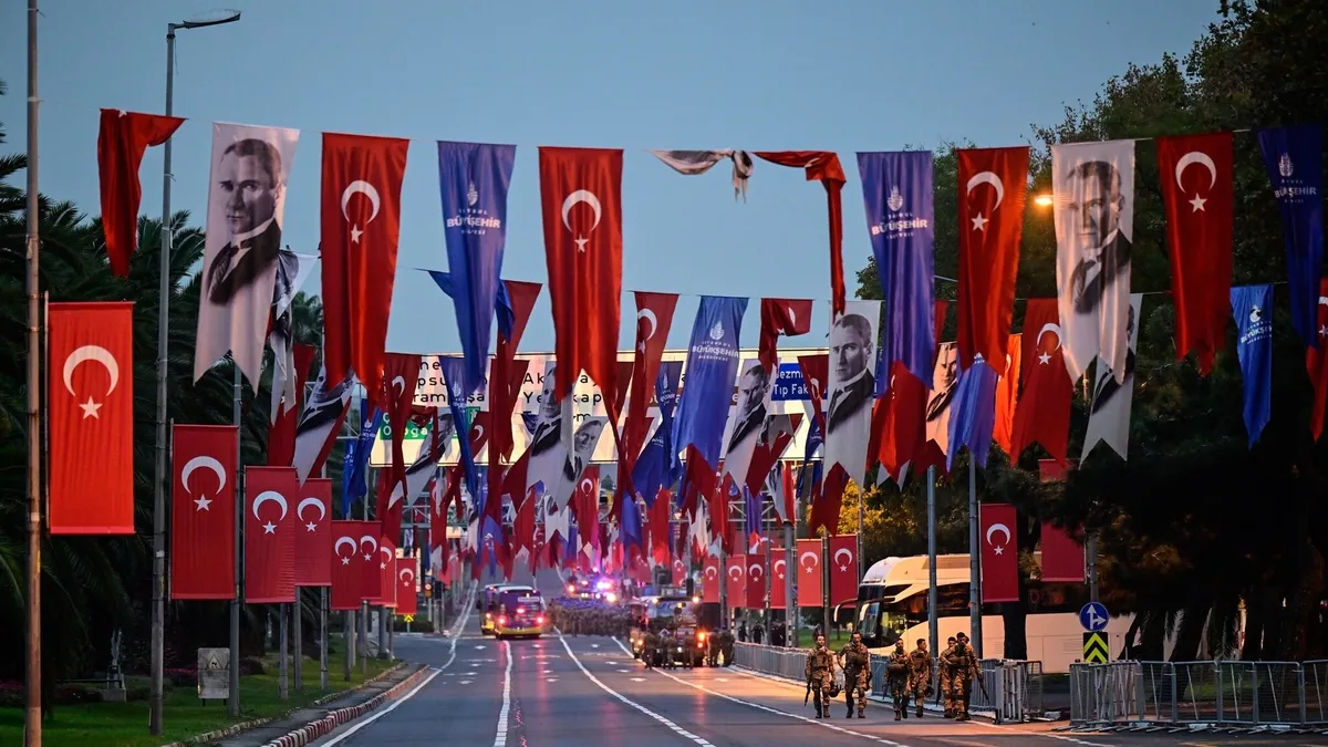 İstanbul'da 29 Ekim Cumhuriyet Bayramı kutlamalarına yağmur engeli: Kortej geçişi ertelendi