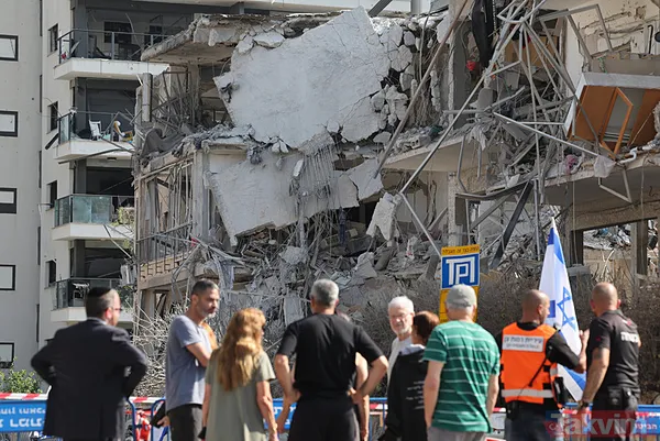 İran'dan İsrail'e misilleme! Füzeler yağdı binalar yıkıldı | İşte yıkımdan kareler - 15