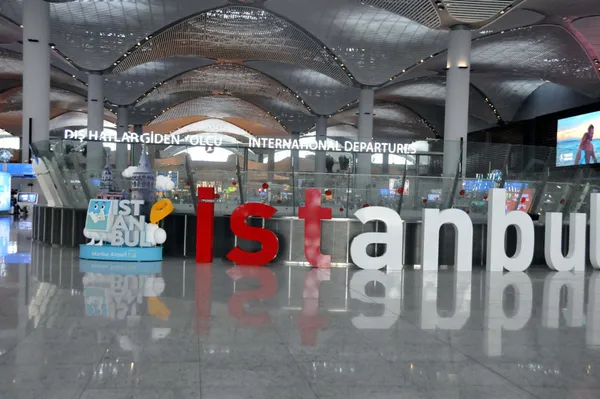 istanbul-havalimaninda-bir-donem-sona-erdi-giriste-bilet-kontrolu-donemi-kaldirildi-yolcu-olmayanlar-da-iceri-1643712314291.jpg İstanbul Havalimanı'nda bir dönem sona erdi! Girişte bilet kontrolü dönemi kaldırıldı yolcu olmayanlar da içeri girebilecek-4