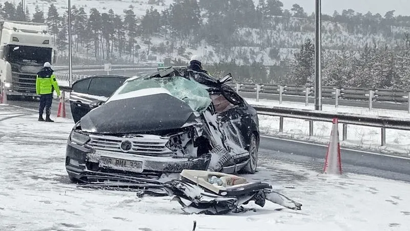 Otomobil tankere çarptı. (DHA)