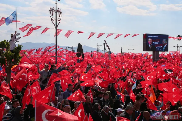 Türkiye Yüzyılı'nın şafağı söküyor! İzmir Gündoğdu Meydanı'nda tarihi kalabalık: Başkan Erdoğan için "Tayyip Baba" sloganları - 16