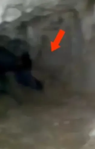 Gelen sesler üzerine mağaraya giren köylüler şoke oldu! İnsan benzeri bir suret...