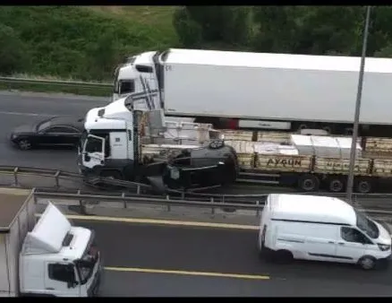 Tır ile çarpışan otomobil bariyerlere sıkıştı