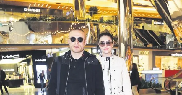Beşiktaşlı futbolcu Gökhan Töre ile oyuncu eşi Esra Bilgiç objektiflere takıldı