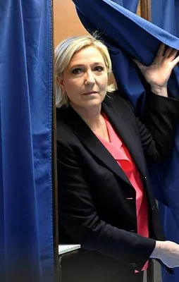 Le Pen'in partisi isim değiştiriyor