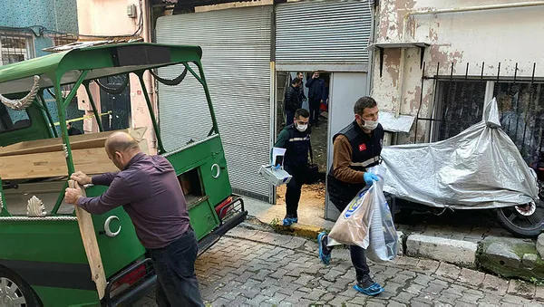 1638860544209.jpg Beyoğlu'nda korkunç olay! 60 yaşındaki adam bıçaklanarak öldürülmüş şekilde bulundu! Oğlu gözaltında-3