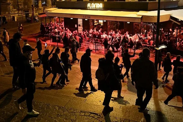 Fransa yangın yeri! Kovid-19 önlemleri karşıtı gösterilerde olaylar çıktı-6