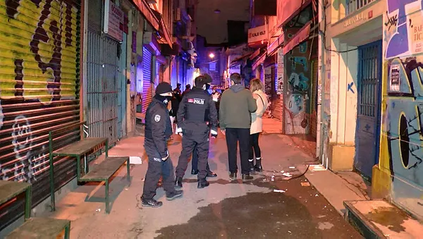 beyoglunda-yasagi-delen-eglence-mekanina-koronavirus-baskini-bekcilere-direnen-musteriler-arasinda-arbede-cikti-1615666790759.jpg Beyoğlu'nda eğlence mekanına koronavirüs baskını - 5