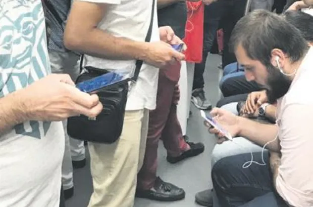 Nereye bakıyor bu insanlar?