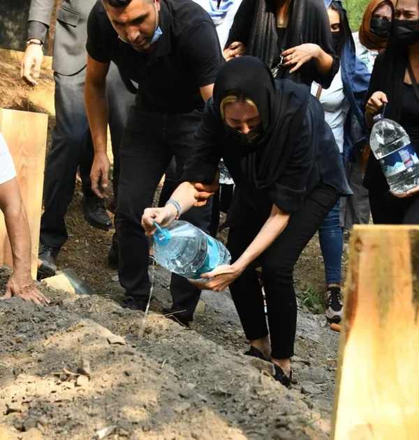emine-unun-en-aci-gunu-annesinin-cenazesinde-ayakta-durmakta-zorlandi-1629825199080.jpg Emine Ün’ün en acı günü! Annesinin cenazesinde ayakta durmakta zorlandı-4