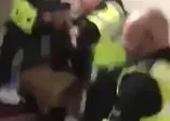 İşte Batı'nın insan hakları! 6 polis bir şahsı darp etti...