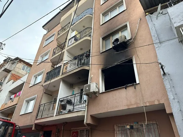 İzmir Konak'ta korku dolu anlar! Apartmanda çıkan yangında 9 kişi dumandan etkilendi, çatıya sığınan 5 kişi kurtarıldı-4