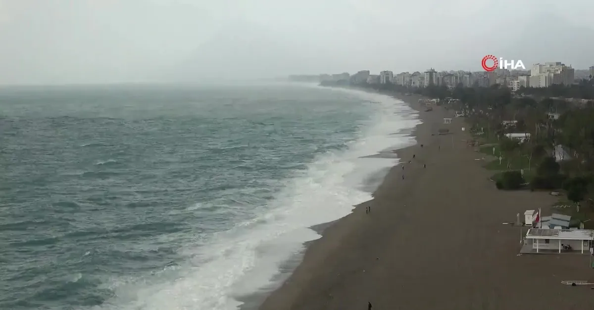 Antalya'da dev dalgalar sahili dövdü