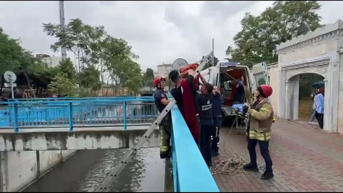 Bakırköy'de kafenin çatısından dereye düşen çalışanı itfaiye kurtardı!
