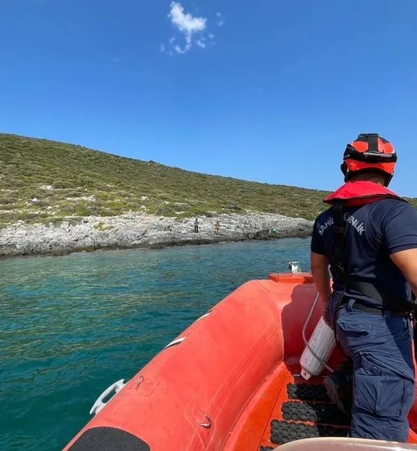 izmir-aciklarindaki-8-duzensiz-gocmen-kurtarildi-3-gocmen-oldu-1659975270075.jpg Yunanistan'dan insanlık suçu! Elleri kelepçeli bir şekilde denize attılar! 3 göçmen öldü-2