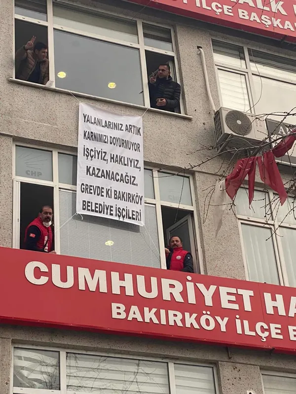 grevdeki-isciler-chp-bakirkoy-ilce-baskanligini-basti-cozum-bulana-kadar-buradayiz-1640193369984.jpg CHP Bakırköy İlçe Başkanlığı'na işçi baskını: Çözüm bulana kadar buradayız - 1