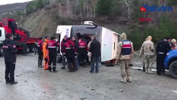 SON DAKİKA! Erzincan'da yolcu otobüsü devrildi! Çok sayıda yaralı var