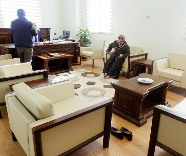 "Kıyamam" dedi ayakkabılarını çıkardı!-1