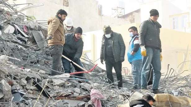 depremin-merkezinde-hasar-gormeyen-zuccaciye-dukkani-saskinlik-yaratti-1676335359205.jpeg Depremin merkezinde hasar görmeyen züccaciye dükkanı şaşkınlık yarattı-3