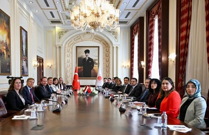 bakan-gurlek-hollandali-mevkidasi-weel-ile-gorustu-sehit-savci-kirazin-katili-dhkp-cli-musa-asoglu-ve-217-feto-1775078757250.jpeg Bakan Gürlek Hollandalı mevkidaşı Weel ile görüştü: Şehit Savcı Kiraz’ın katili DHKP-C'li Musa Aşoğlu ve 217 FETÖ'cü için iade talebi-3