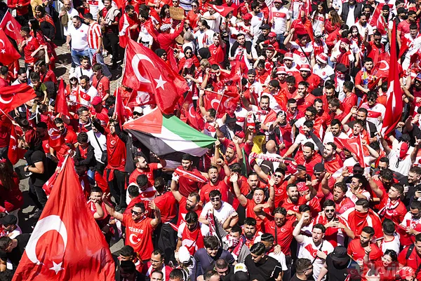 Türkiye-Portekiz maçı öncesi Türk taraftarlar Dortmund'u adeta kırmızı beyaza boyadı | Filistin yine unutulmadı - 49