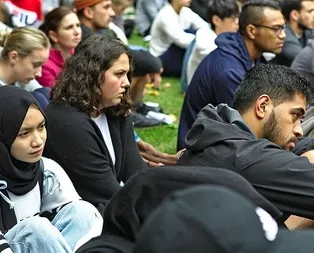 Yeni Zelandada öğrenciler şehitleri ezanla andı