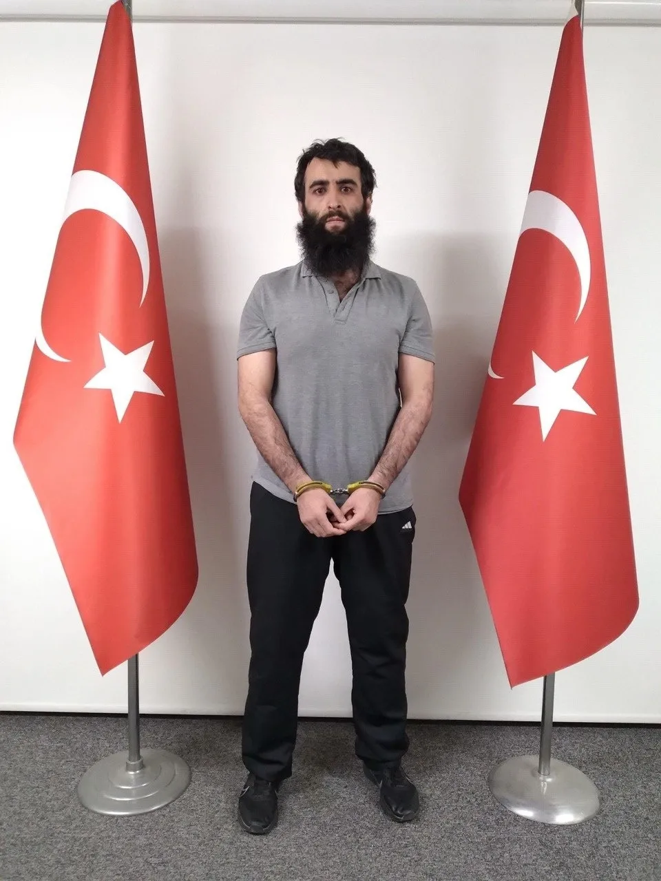 mitten-sinir-otesi-operasyon-kirmizi-bultenle-aranan-10-deasli-terorist-yakalandi-isim-isim-liste-1779520796596.jpg MİT'ten sınır ötesi operasyon: Kırmızı bültenle aranan 10 DEAŞ'lı terörist yakalandı | İsim isim liste-6