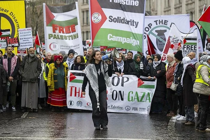 londrada-filistin-icin-insan-seli-ateskes-oylamasina-veto-veren-abd-ve-cekimser-oy-kullanan-ingiltereye-tepki-1702142309575.jpeg Londra'da Filistin için insan seli! ABD ve İngiltere'ye BMGK tepkisi: Sizden utanç duyuyoruz-12