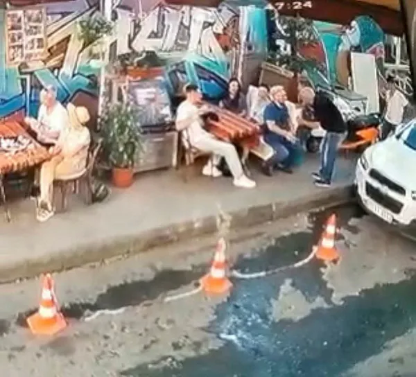 karakoyde-babasina-yumruk-atan-ukraynaliyi-defalarca-bicakladi-1650117231221.jpg Karaköy'de babasına yumruk atan Ukraynalıyı defalarca bıçakladı-4