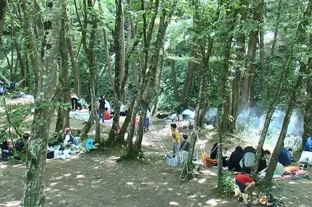 Belgrad Ormanı'na piknikçi akını! Kilometrelerce kuyruk oluştu
