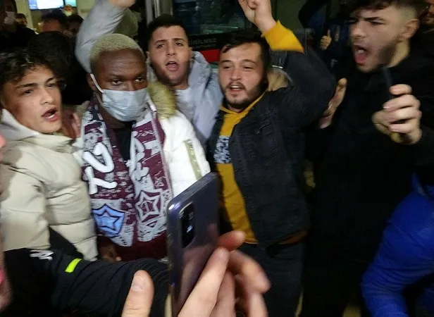 trabzonsporun-yeni-transferi-koussai-trabzona-indi-1638916862885.jpeg Trabzonspor’un yeni transferi Koussai Trabzon’a indi!-1