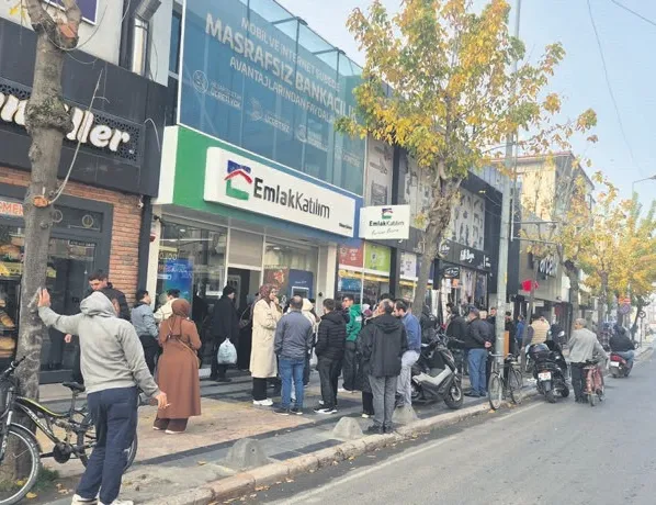 500 bin konuta büyük ilgi: Ev heyecanıyla gözyaşlarına boğuldu