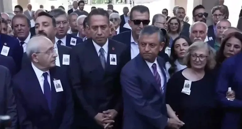 chpde-mutlak-butlan-sonrasi-ilk-kilicdaroglu-ve-ozgur-ozel-yan-yana-ali-mahir-basaririn-elini-sikmadi-1782376411015.jpeg CHP'de "mutlak butlan" sonrası ilk! Kılıçdaroğlu ve Özgür Özel yan yana: Ali Mahir Başarır'ın elini sıkmadı-2