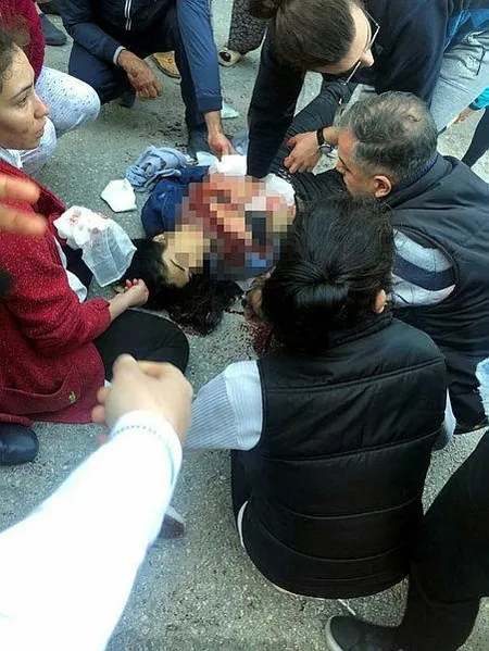 İzmir Gaziemir'de eşi tarafından bıçaklanarak öldürülen Ceylan O.'nun son anları güvenlik kamerasında-4