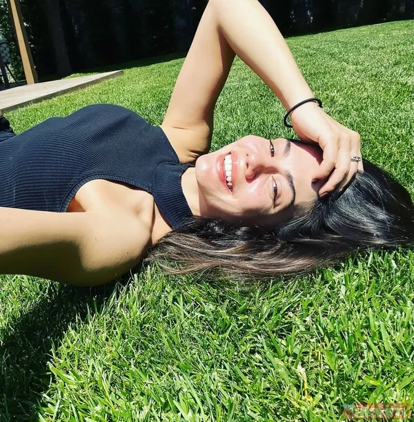 Demet Özdemir mavi bikinisiyle paylaştı! Oğuzhan Koç’un müstakbel eşi sosyal medyayı salladı! Sere serpe uzanarak güneşlenen Demet... - 24