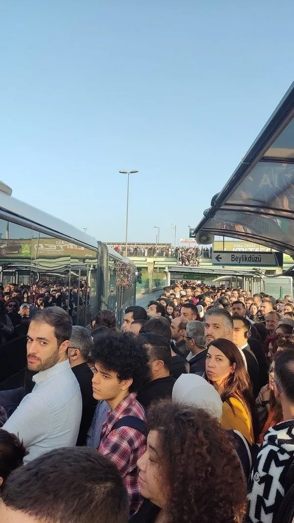 isyanbul-ekrem-imamoglu-vatandasi-canindan-bezdirdi-istanbulda-vatandasa-metrobus-eziyeti-1696460273037.jpeg