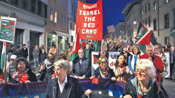 İtalyan taraftarlar İsraile sahayı dar etti!