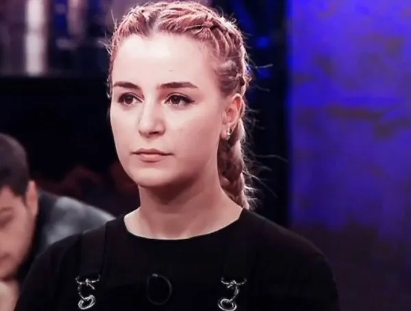 masterchef-dilara-sert-kayaya-carpti-cileden-cikan-demet-akalin-ates-puskurdu-sosyal-medya-ikiye-bolundu-her-seyi-mahvettin-1638467408901.jpg MasterChef Dilara sert kayaya çarptı! Çileden çıkan Demet Akalın ateş püskürdü sosyal medya ikiye bölündü ‘Her şeyi mahvettin’-6