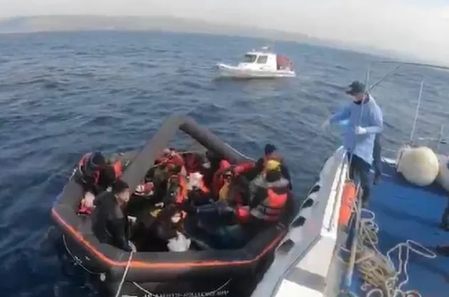 Yunanistan'ın Türk kara sularına bırakıp ölüme terk ettiği 27 kaçak göçmeni Türk Sahil Güvenliği kurtardı