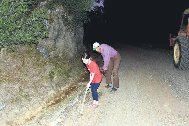 Muğla'da bir baba kızının okula gidebilmesi için veresiye yol yaptırdı-2