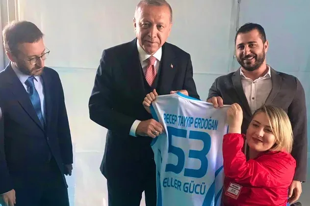 Başkan Erdoğan, Ebru Çam ile Ankara mitinginde buluştu