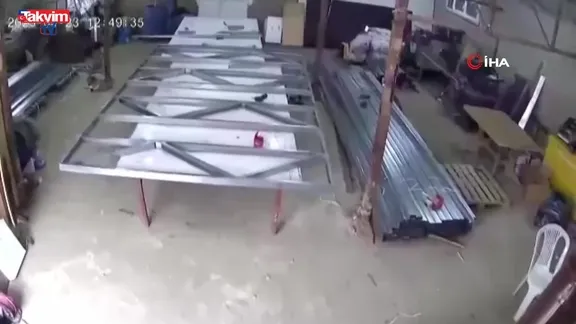 Çatalca’da deprem anı kamerada: Sarsıntıdan böyle kaçtılar