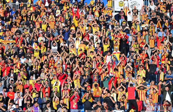 Sergen Yalçın kırmızı kart gördü çileden çıktı! Hakemin üzerine... - 20