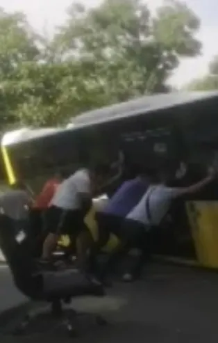 İETT otobüsü rezaletlerinde bugün! Yolda asılı kaldı vatandaş ittirdi