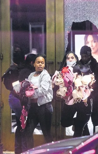 İsyan bahane soygun şahane: ABD'de protestocular Victoria Secret’ın mağazasını talan etti