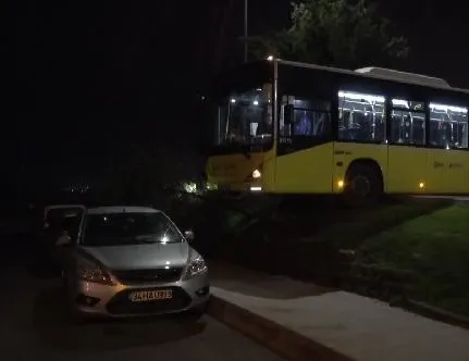 Sultangazi’de İETT otobüsü kaldırımda asılı kaldı