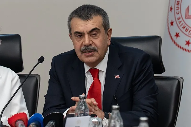 milli-egitim-bakani-yusuf-tekin-okullara-iliskin-yeni-tebdirleri-acikladi-okul-aile-rehberlik-1777017239549.jpeg Milli Eğitim Bakanı Yusuf Tekin okullara ilişkin yeni tebdirleri açıkladı: Okul-aile-rehberlik | Dijital şiddete karşı hamle-3