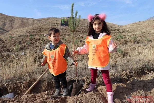 İzmir'de 21 Farklı Noktada 770 Dekar Alanda 115 Bin Fidan Toprakla Buluşturuldu. Etkinlik Esnasında Başlayan Sağanak Yağmur, Fidanlara Can Suyu Oldu...