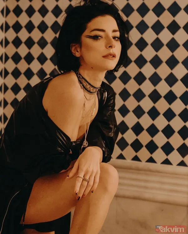 Merve Boluğur sınırları zorladı mini taytıyla direk dansı yaptı! İddialı pozuna Seda Sayan kayıtsız kalmadı sosyal medya yıkıldı - 3